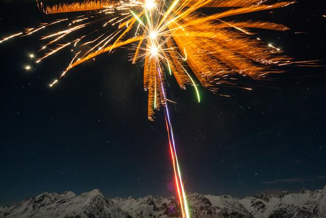 Bild # 5741: Bergsilvester - Rakete über den Lechtaler Alpen im Hintergrund | Foto: © by Ing. Günter Kramarcsik