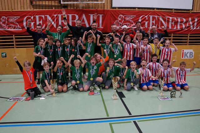 Gemeinsam wird der Turniertag groß gefeiert. FC Wacker Innsbruck (Pl. 3), TSV Murnau (Pl. 1) und SPG Rietz/Stams (Pl. 2) | Foto: Union