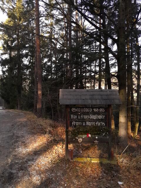 Hier kann man Parken und ich quere die Straße "Hochwartweg"