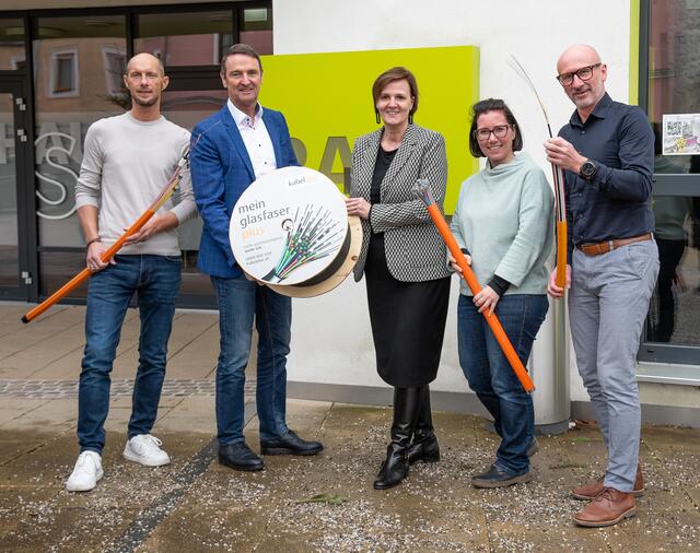 Kabelplus Vertriebsmitarbeiter Rene Soyka, kabelplus Geschäftsführer Gerhard Haidvogel, Bürgermeisterin Barbara Kainz, Gemeinderätin Jasmin Fuchs, kabelplus Vertriebsleiter Martin Almesberger

  | Foto: kabelplus / Seebacher