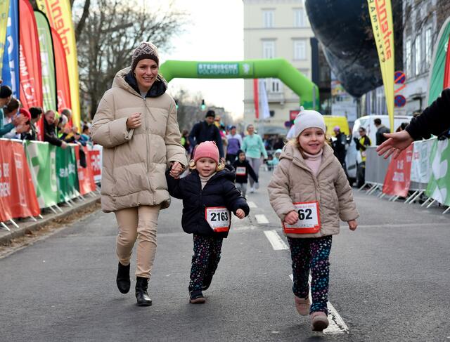 Bereits um 12.30 waren die Laufikonen von morgen beim Kids Run am Start und gaben auf der Strecke ihr Bestes. | Foto: GEPA pictures