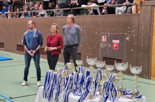 Florian Tursky, Evelyn Achhorner und Dietmar Hernegger übergaben Pokale und Medaillen. | Foto: Union