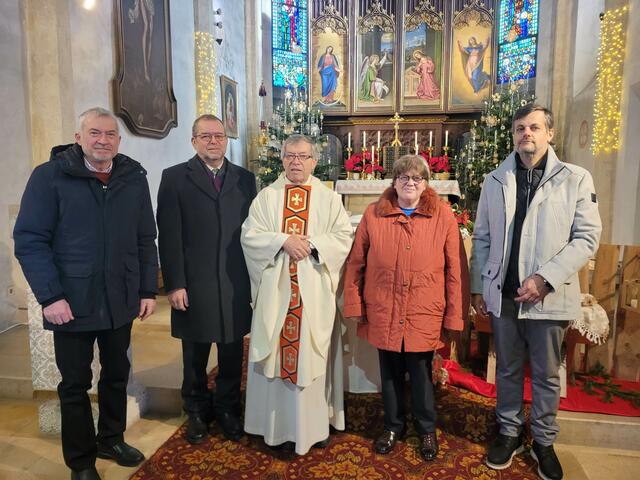 Ernest Ulbrich, Josef Riedl, Pfarrer Alois Hofmann, Gabi Buchberger und Peter Voscak (von links)