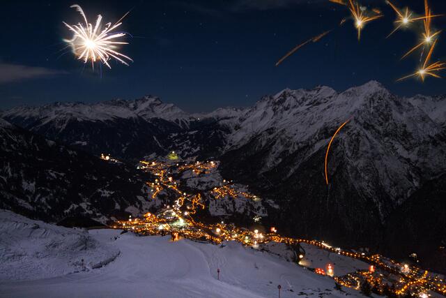 Bild # 5689: monderhellte Silversternacht. Blick von der Bergstation der Venetbahn und der von der Gipfelhütte auf Landeck.  | Foto: © by Ing. Günter Kramarcsik