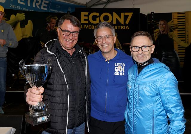 Vor der Siegerehrung "gehörte" der Pokal noch ihnen: Robert Kals (Koop Marketing), Sportstadtrat Kurt Hohensinner, Anton Wippel (Hikimus) | Foto: GEPA pictures