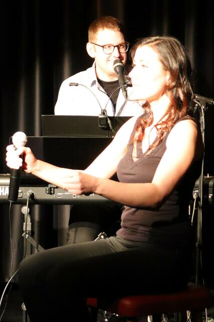 Im Wagen vor mir fährt ein junges Mädchen ...