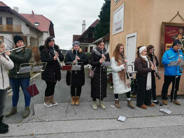 Die Musikanten vom Musikverein Wolfau spielten sich vorm Jahreswechsel durch die Gemeinde. | Foto: Musikverein Wolfau