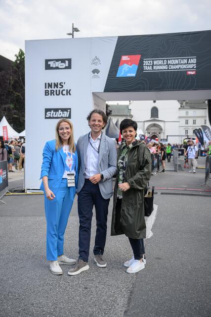 (v.l.): Barbara Plattner (Geschäftsführerin von Innsbruck Tourismus), Roland Volderauer (Geschäftsführer Tourismusverband Stubai Tirol) und Karin Seiler (Geschäftsführerin Tirol Werbung). | Foto: © WMTRC 2023/Franz Oss