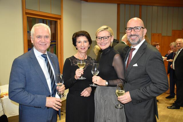 Bürgermeister Michael Schumacher (r.) mit Gattin Klaudia sowie sein Vorgänger Helmut Leitenberger mit Gattin Margit. | Foto: Waltraud Fischer