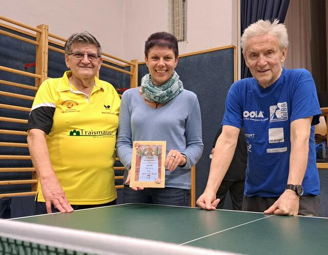 Spendenübergabe an "Rettet das Kind" von links
Obmann Walter Ast, Kathrin Reitmayr (Leiterin), Heinz Lukaschek.