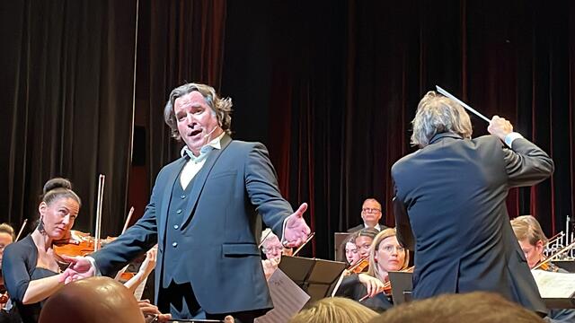  Tenor Janos Mischuretz bereicherte mit seiner Stimme das Neujahrskonzert in Leibnitz großartig. | Foto: Waltraud Fischer