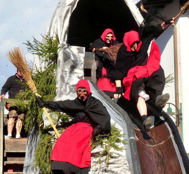 Die Kögele Hexn ließen es auch beim großen Umzug richtig krachen. | Foto: Hassl