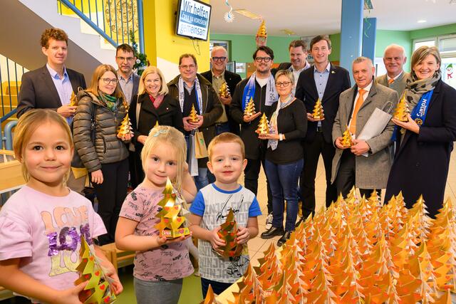Die strahlenden Kinder mit (v.l.) Sponsor und Verpackungsprofi Max Salzer, Rotarierin Iris Gfall aus Graz, Direktor der Grundschule Mitja Pranjič, Monika Kranner vom RC Graz-Süd, Andreas Neussl aus Leibnitz, Pastpräsident U.D.Oec. Jure Legvart, Präsident elect und engagierter Projektkoordinator Boštjan Klun, Amtsleiterin von Črna na Koroškem Janja Blatnik, Gründungspräsident Volkmar Pötsch, Präsident des Rotary Clubs Slovenj Gradec Boštjan Gorenšek, Präsident Johann Milchberger und Peter Parson vom Rotary Club Oberes Murtal und Präsidentin Astrid Holler.  | Foto: Robert Sommerauer (www.pixelmaker.at)