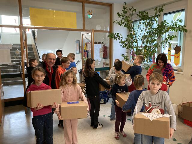 Übergabe der Pakete an der Volksschule Heiligenkreuz am Waasen | Foto: de La Tour Schule