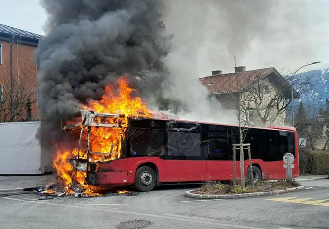 Am Linienbus entstand ein Totalschaden. | Foto: Reinthaler/FF Hötting