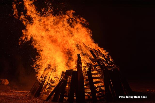 Ein mächtiges Feuer verabschiedete das Jahr 2023!