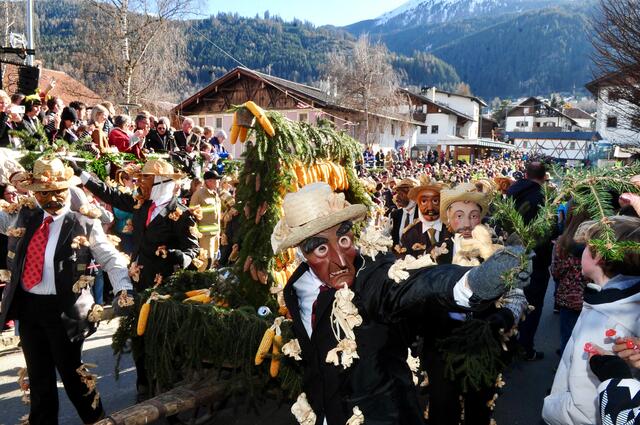 Die Flitscheler gehören zu den Traditionsfiguren der Axamer Fasnacht. | Foto: Hassl