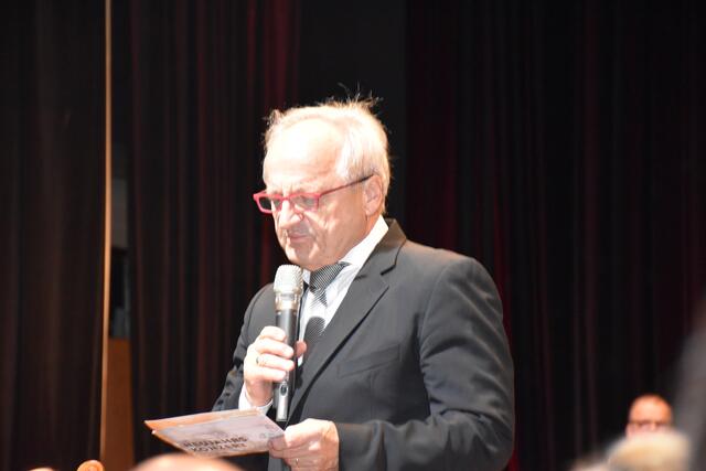 Hans Georg Zach führte in bewährter Manier durch das anspruchsvolle musikalische Programm. | Foto: Waltraud Fischer
