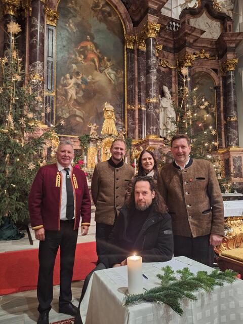 V.l.: Engelbert Wörndle (Leitung Ensemble G-Brass), Hubert Eberl, Sonja und Peter Margreiter (Stubaier Freitagsmusig), sitzend: Schauspieler Bernhard J. Lang, | Foto: TVM