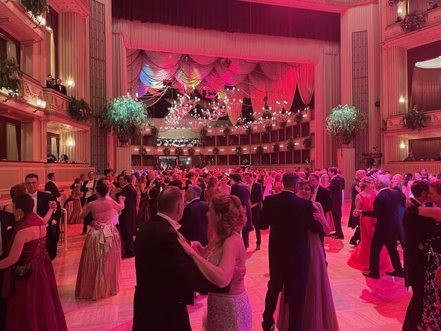 Damen und Herren tanzten bis in die frühen Morgenstunden beim Wiener Opernball 2023. | Foto: Patricia Hillinger