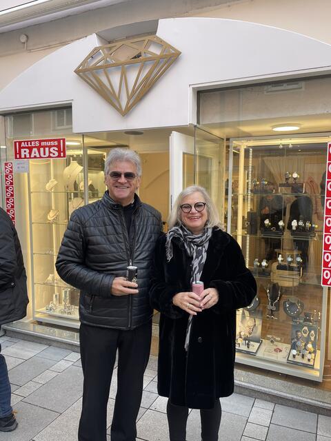 Am letzten Öffnungstag: Peter und Gisela Zäuner stießen noch einmal mit Freunden und Kunden an und sagten "Dankeschön!" | Foto: Zezula
