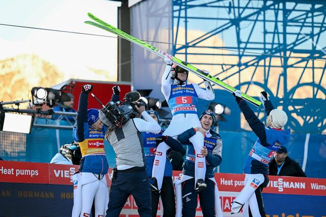 Jan Hörl wurde von seinen Teamkollegen nach seinem triumphalen Sieg auf Schultern getragen. | Foto: GEPA