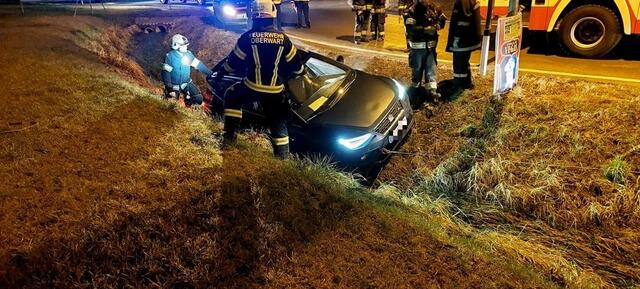 Die Stadtfeuerwehr Oberwart rückte am 2. Jänner zu einer Fahrzeugbergung aus. | Foto: Stadtfeuerwehr Oberwart