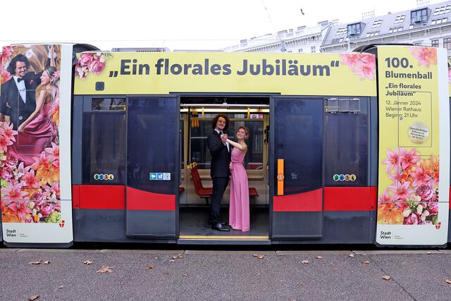 Anlässlich des 100. Jubiläums fährt sogar eine Blumenball-Bim durch Wien. | Foto: PID/VOTAVA