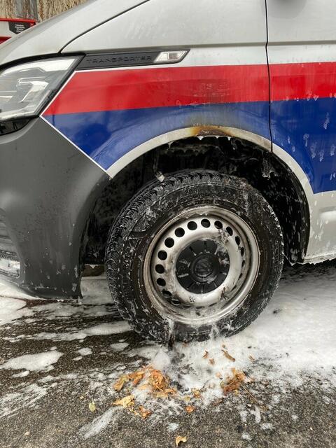 Es stellte sich laut ersten Informationen heraus, dass im Radkasten ein "brennender Gegenstand" eingebracht wurde. | Foto: LPD Wien