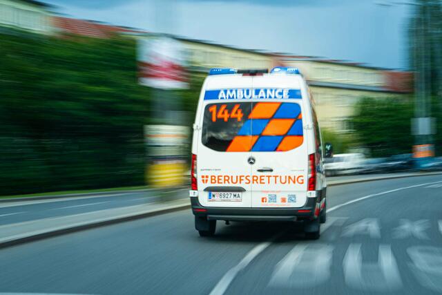 Durch den Crash wurden drei Personen verletzt. (Symbolbild) | Foto: Berufsrettung Wien