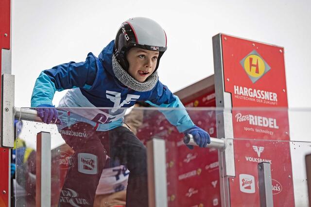 Die Kinder haben die Möglichkeit Skispringen auszuprobieren. | Foto: Skisprungclub Wiener Stadtadler