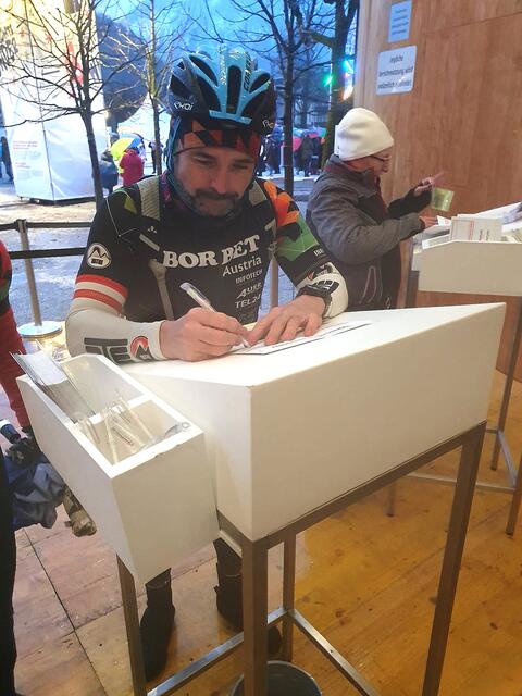 Manfred Meixner bei der Spendenübergabe. | Foto: Bike Team Borbet