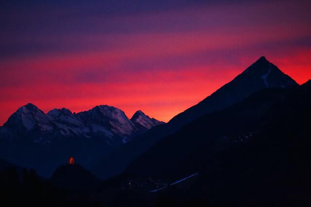 01_IMG_6618: Morgenrot über Mieminger Kette und Tschirgant und Kronburg | Foto: © by Ing. Günter Kramarcsik