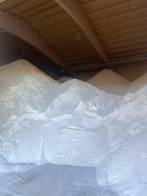 In der Halle der Autobahnmeisterei Unterwald befinden sich derzeit 1.800 Tonnen Streusalz. | Foto: Asfinag