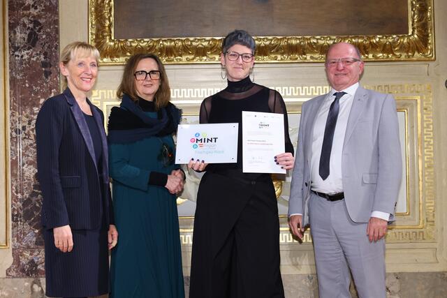 Vertreter der MINT-Region Flachgau-Nord mit Bildungsdirektor Rudolf Mair (ganz rechts). | Foto: Austria Wirtschaftsservice GmbH/APA-Fotoservice/Schedl