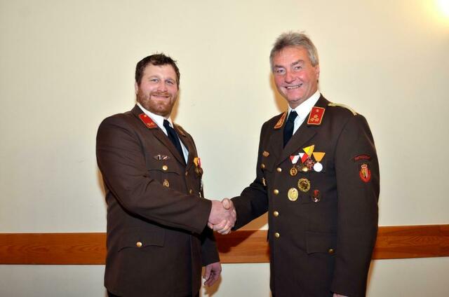 Michael Walchshofer (l.) übernimmt die Funktion vom jahrelangen Kommandanten Josef Stöbich (r.). | Foto: FF Herzogsdorf