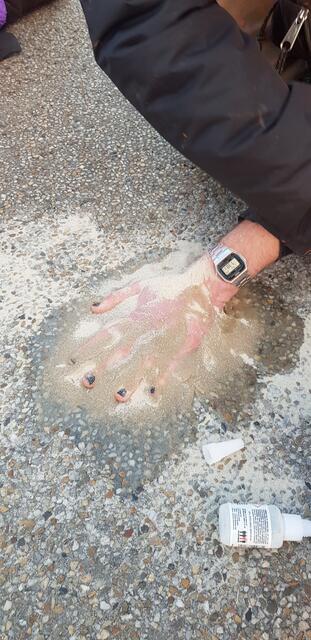 Mit einer Mischung aus Superkleber und Sand klebten sich Aktivisten im November auf die Autobahn A2.  | Foto: Letzte Generation (AT)