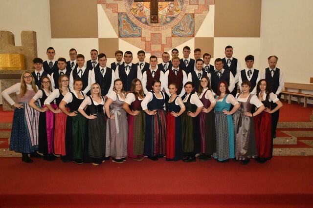 Die Robischburschen und -mädchen laden auch 2024 wieder zum Kirtag ein | Foto: Robischverein Rohrbach