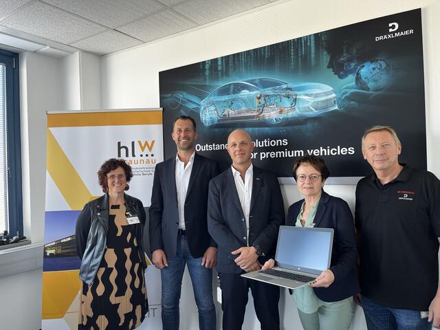(v.li.) Elfriede Maier, Fachvorständin HLW Braunau , Heinz Eder, Werkleiter der Dräxlmaier Group, Andreas Schnallinger, Geschäftsführer und Standortleiter der Dräxlmaier Group,  Annemarie Berschl, Schulleiterin der HLW Braunau und Albert Hochradl, Angestellten-Betriebsrat der Dräxlmaier Group  | Foto: Christina Mittermeier