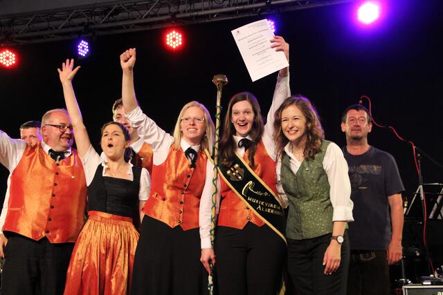 Nach der Ergebnisbekanntgabe feiern bei den Bezirksmusikfesten jedes Jahr rund 2.000 Musikanten gemeinsam ihren Erfolg. | Foto: BRS/Mair