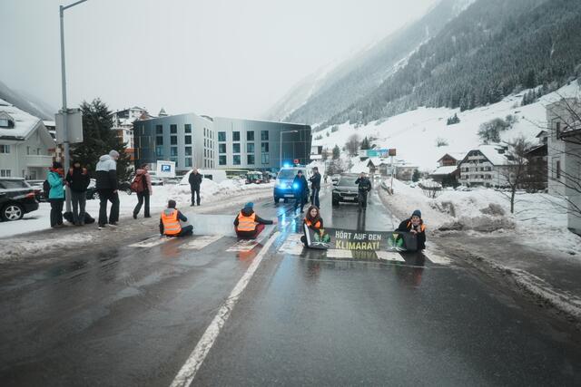 Die Klima-Aktivisten legten den Verkehr für kurze Zeit lahm. | Foto: Moritz Holzinger / Letzte Generation