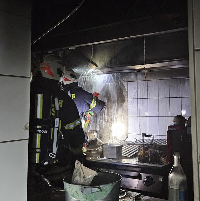 Die Feuerwehr Lermoos konnte den Brand der Fritteuse in kurzer Zeit löschen. | Foto: Zoom Tirol
