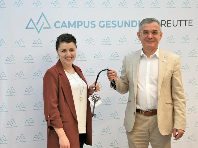 Peter Mittermayr MSc, übergibt als Direktor und Standortleiter des Campus Gesundheit Reutte an seine Nachfolgerin Carolin Sprenger, MSc. | Foto: Campus Gesundheit Reutte