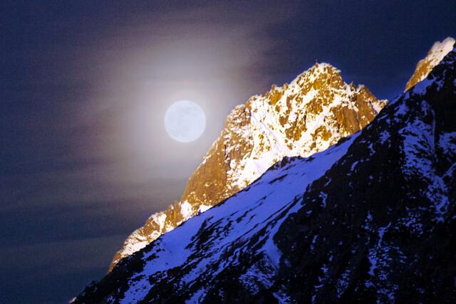 01_IMG_6619: Vollmond am frühen Morgen. Eisenspitze ist bereits im Licht der aufgehenden Sonne. | Foto: © by Ing. Günter Kramarcsik