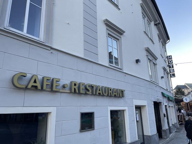 Während das Restaurant Goldenes Lamm mittlerweile geschlossen ist, läuft der Betrieb im gleichnamigen Hotel darüber uneingeschränkt weiter. | Foto: MeinBezirk.at