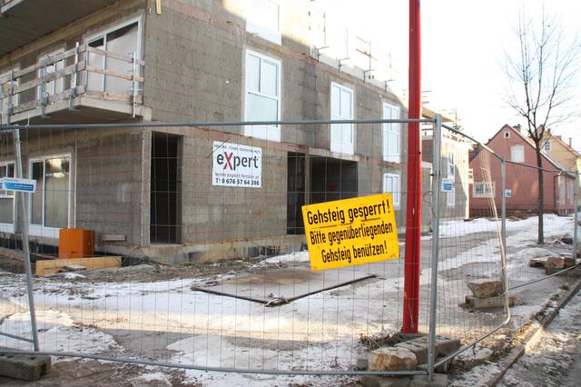 Während der Arbeiten ist der Gehsteig gesperrt. | Foto: Oblak