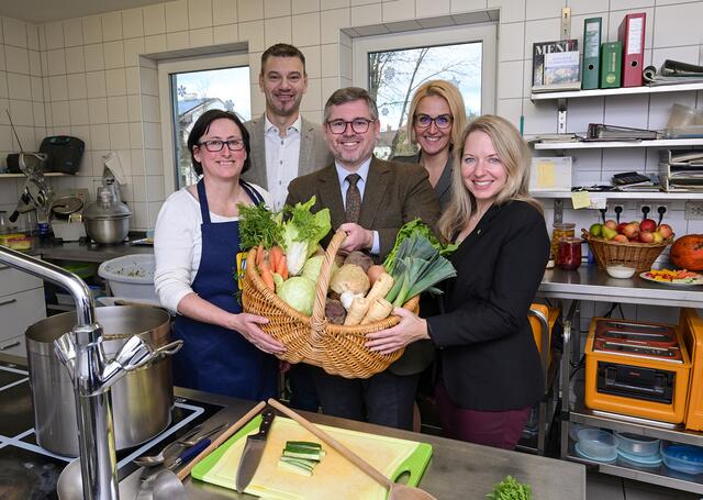 Zur kulinarischen Stippvisite in Loosdorf: Zentralküche-Leiterin Leopoldine Zainzinger, Bürgermeister Thomas Vasku, Landesrat Ludwig Schleritzko, „Tut gut!“-Geschäftsführerin Alexandra Pernsteiner-Kappl und Landtagsabgeordnete Silke Dammerer. | Foto: NLK Burchhart