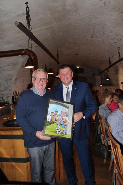 Zum Abschied überreichte Bürgermeister Markus Rinner dem langjährigen Chronisten Max Pfandler eine Karikatur. | Foto: Walter Christl