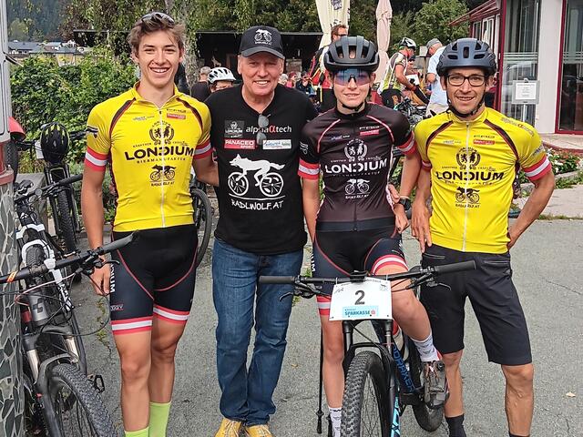 Radlwolf und Michi Kurz mit den Kindern von Michi, li. Nils und 3.v.li. die frisch gebackene österreichische Meisterin im Schibergsteigen Nele Kurz | Foto: Radlwolf