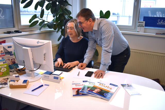 Sabine und Gerald Still helfen auch Berufsschülerinnen und -schülern, ihre Lernziele zu erreichen. | Foto: Löschnig